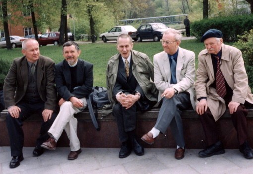 Fot: Wilno. Na ławce, obok pomnika Adama Mickiewicza, siedzą od lewej: Andrzej Dębkowski, Józef Baran, Andrzej K. Waśkewicz, Marek Wawrzkiewiwcz i Zbigniew Jerzyna.